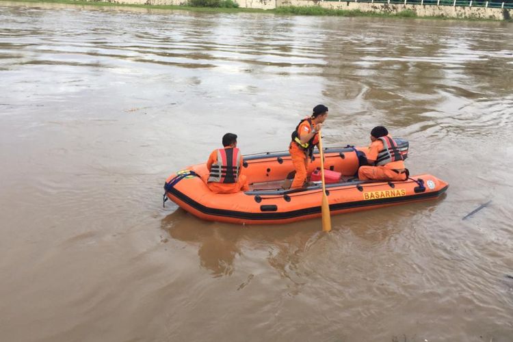 Tim Basarnas Pekanbaru melakukan pencarian seorang bocah bernama Naila yang diduga hanyut di Sungai Batang Lubuh, Desa Babussalam, Rohul, Riau, Kamis (6/12/2018).