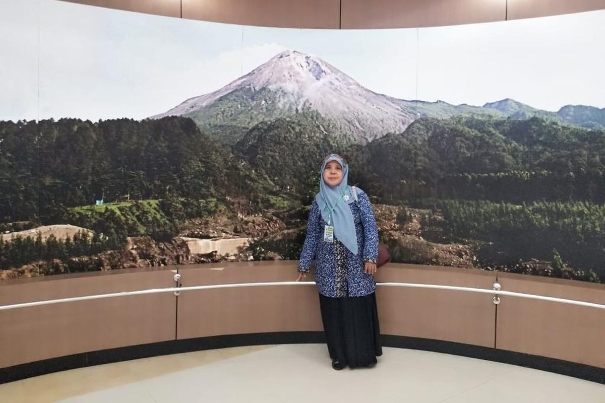 Guru SMP Teladan, Rahmawati saat melakukan kunjungan kerja.