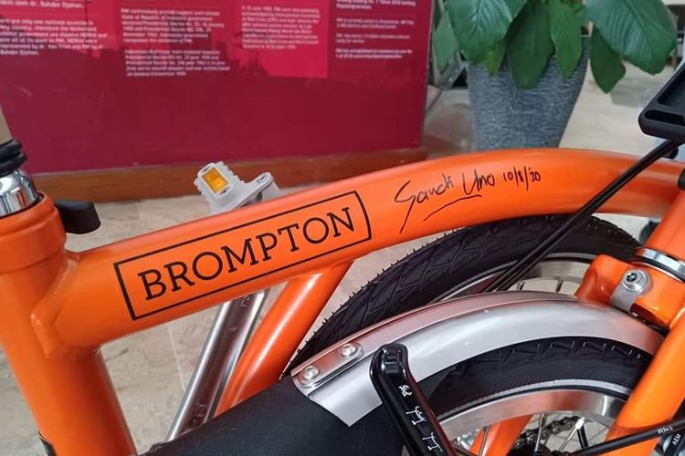 PMI DKI Jakarta melelang satu unit sepeda Brompton untuk giat kemanusiaan.