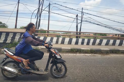 Lebih Baik Sepatu Basah daripada Naik Motor Tanpa Alas Kaki