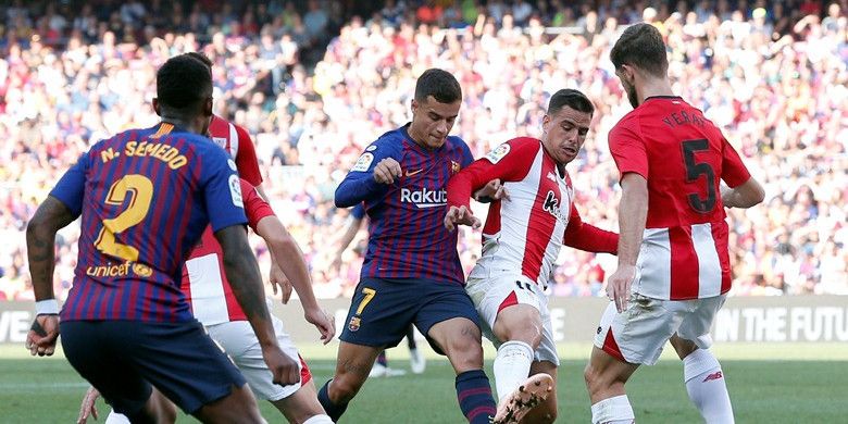 Gelandang FC Barcelona, Philippe Coutinho (ketiga dari kanan), berduel dengan gelandang Athletic Bilbao, Dani Garcia, dalam laga Liga Spanyol di Stadion Camp Nou, Barcelona, Spanyol pada 29 September 2018.
