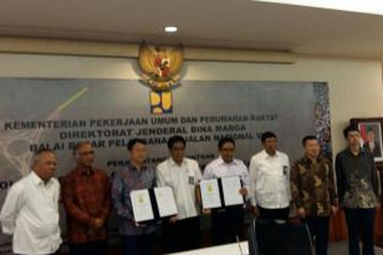 Penandatanganan kontrak pembangunan Jalan Tol Balikpapan-Samarinda Seksi V dan Jembatan Sungai Manggar, di Kementerian Pekerjaan Umum dan Perumahan Rakyat, Rabu (23/9/2015).