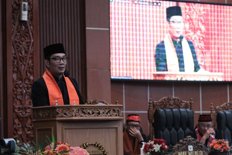 Gubernur Jawa Barat, Ridwan Kamil memberi sambutan saat menghadiri Rapat Paripurna DPRD Kota Depok, Kamis (27/4/2023). Rapat paripurna ini dalam rangka memperingati HUT Ke-24 Kota Depok.