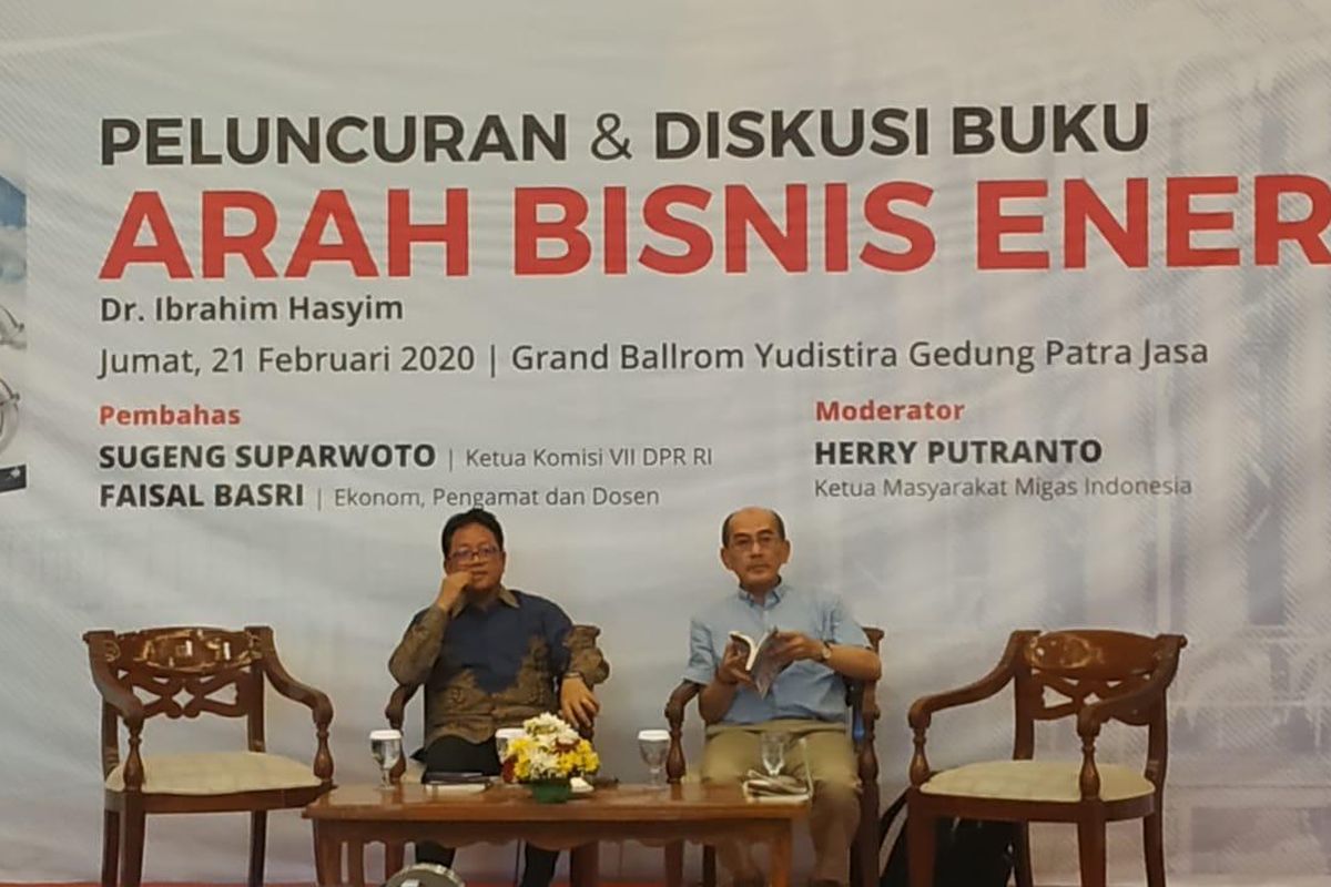 Ekonom Senior Faisal Basri (kanan) jadi pembicara dalam launching buku Arah Bisnis Energi di Jakarta, Jumat (21/2/2020).