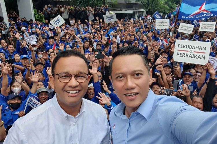 Foto swafoto bakal calon presiden dari Koalisi Perubahan Anies Baswedan dan Ketua Umum Partai Demokrat Agus Harimurti Yudhoyono di kantor DPP Partai Demokrat, Jakarta, Kamis (2/3/2023). 