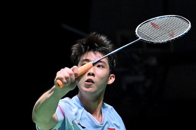 Tunggal putra Singapura Loh Kean Yew beraksi dalam ajang Badminton World Championships kontra Kevin Cordon (Guatemala) di Tokyo, Jepang, 24 Agustus 2022. Terkini, Loh Kean Yew akan bertemu dengan Viktor Axelsen pada perempat final French Open 2022.