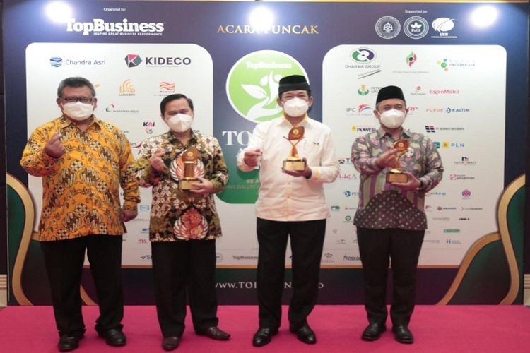 Badan Amil Zakat Nasional (Baznas) meraih tiga penghargaan TOP CSR Awards 2021 yang diselenggarakan oleh majalah Top Business pada Kamis, (22/4/2021). 