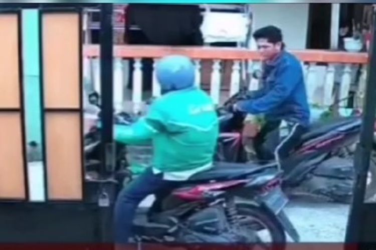 Zulkarnain, seorang driver ojek online (ojol) asal Palembang, Sumatera Selatan, dipukuli seorang pria saat menurunkan penumpangnya.