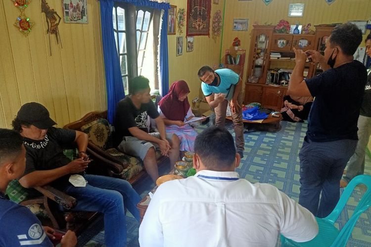 Aparat gabungan dari Polrestabes Surabaya dan Polres Kapuas menangkap pelaku fetish kain jarik, Kamis (6/8/2020).
