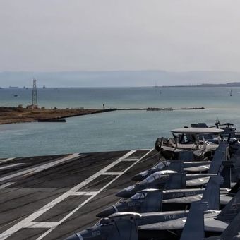 Kapal induk USS Gerald R Ford saat bertugas di Laut Merah