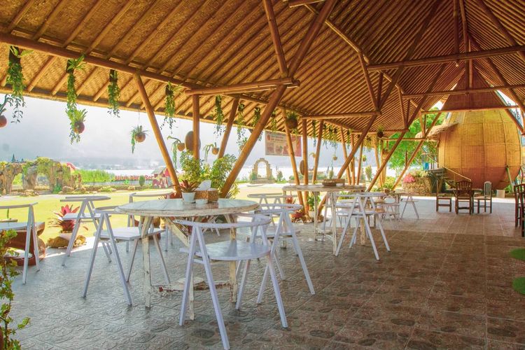 Restoran Ulun Danu, salah satu restoran dengan pemandangan Danau Beratan, Bedugul, Bali