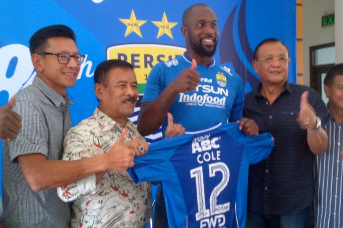 Penyerang baru Persib Bandung Carlton Cole saat diperkenalkan manajemen Persib di Graha Persib, Jalan Sulanjana, Kamis (30/3/2017). KOMPAS.com/DENDI RAMDHANI 