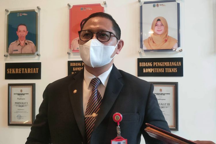 Sekretaris Pansel Terbuka Sekdaprov Jatim Aries Agung Paewai memberikan keterangan, Senin (14/3/2022)