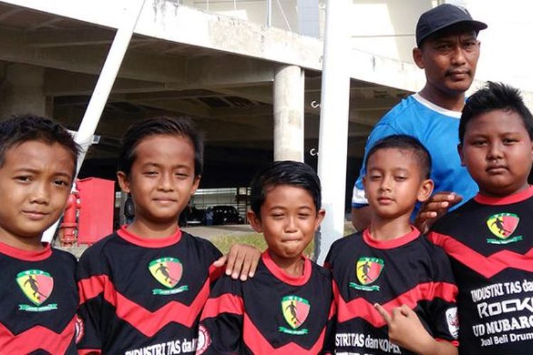 Suwandi HS (memakai topi) saat mendampingi siswa akademi sepakbola selaku anak didiknya.