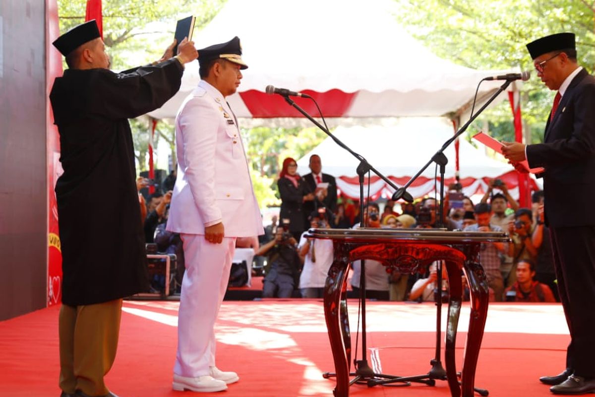 Gubernur Sulawesi Selatan Nurdin Abdullah melantik Pj Walikota Makassar baru, Iqbal Suaeb di halaman Kantor Balai Kota Makassar, Senin (13/5/19)