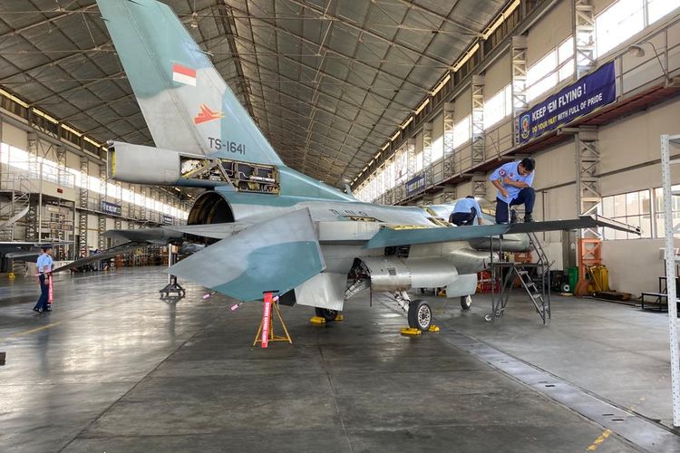 Pesawat F-16 milik TNI AU yang sedang di-modernisasi melalui program Falcon Star-Enhanced Mid Life Update (eMLU) di Skatek 042 Lanud Iswahjudi, Magetan, Jawa Timur, Rabu (23/8/2023).