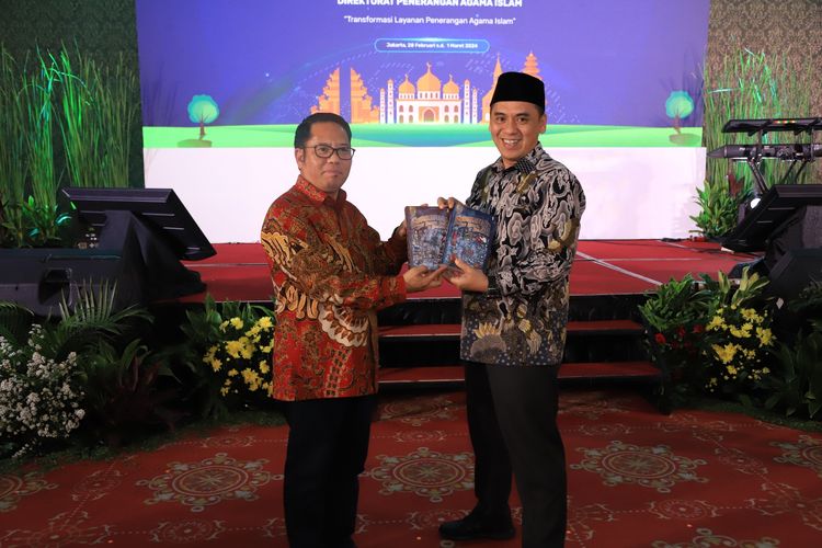 Wakil Menteri Agama Saiful Rahmat Dasuki (kanan) saat meluncurkan buku Ensiklopedia Seni Budaya Islam di Nusantara di Jakarta, Kamis (29/2/2024).