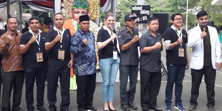 Warga Negara Asing yang memantau jalannya Pemilu foto bersama panitia TPS 01, Pekayon Jaya, Kota Bekasi Rabu (27/06/2018)