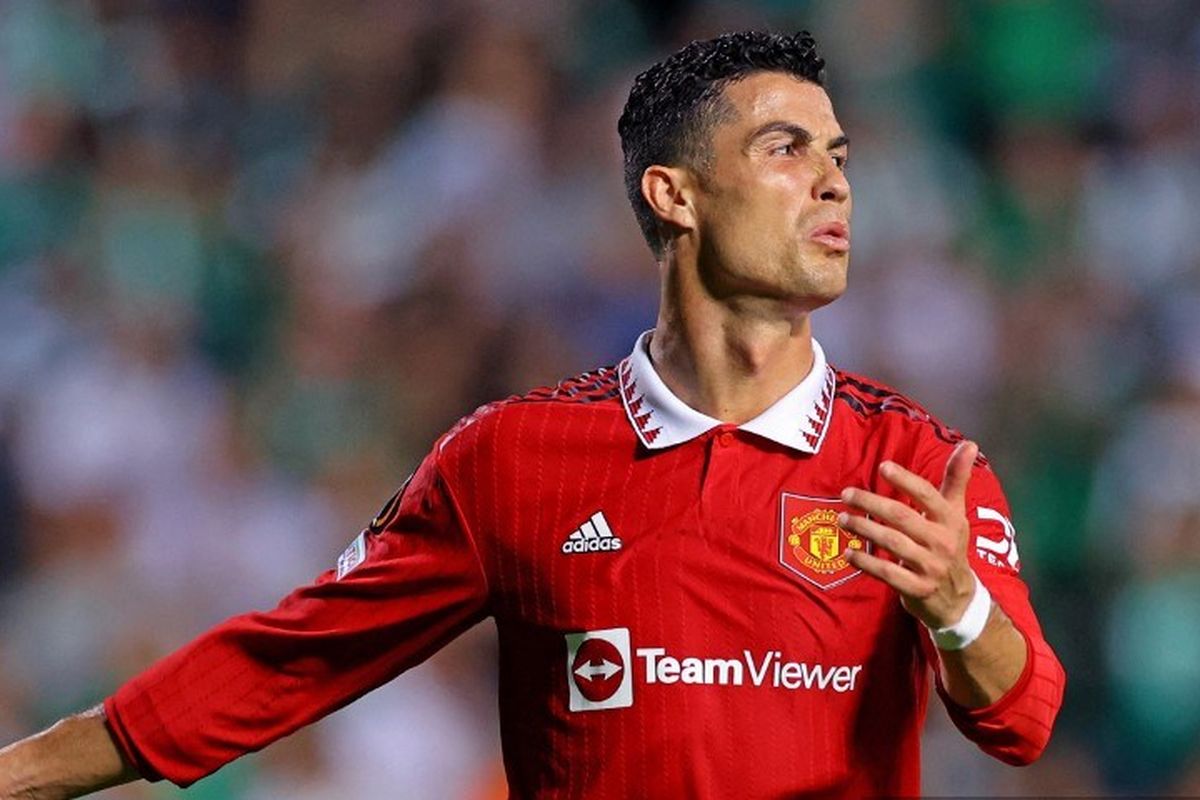 Penyerang Man United, Cristiano Ronaldo, kala beraksi dalam laga Liga Europa 2022-2023 kontra Omonia di Stadion GSP, 6 Oktober 2022. Cristiano Ronaldo menjadi cadangan pada laga Man United vs Tottenham, Kamis (20/10/2022). Ia lalu terlihat meninggalkan bench terlebih dahulu sebelum pertandingan usai. Akibatnya, Ronaldo tidak masuk skuad untuk laga Chelsea vs Man United, Sabtu (22/10/2022) malam WIB.