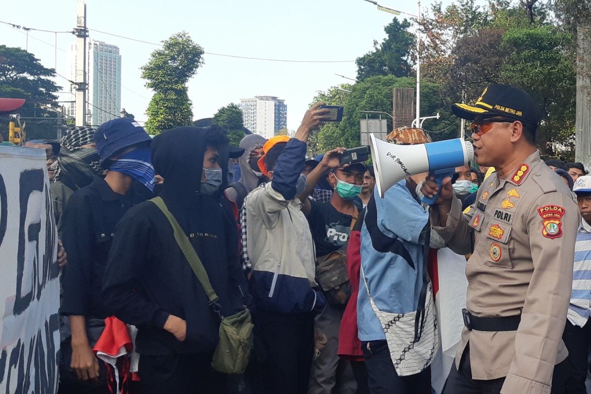 Direktur Pam Obvit Polda Metro Jaya, Kombes Pol FX Surya Kumara saat bertanya kepada para pendemo di dekat stasiun Palmerah, Jakarta Barat, Senin ,(30/9/2019).