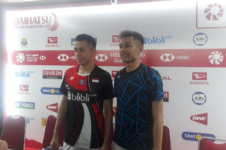Fajar Alfian/Muhamamad Rian Ardianto usai pertandingan babak kedua Indonesia Masters 2020 yang berlangsung di Istora Senayan, Jakarta, Kamis (16/1/2020). 