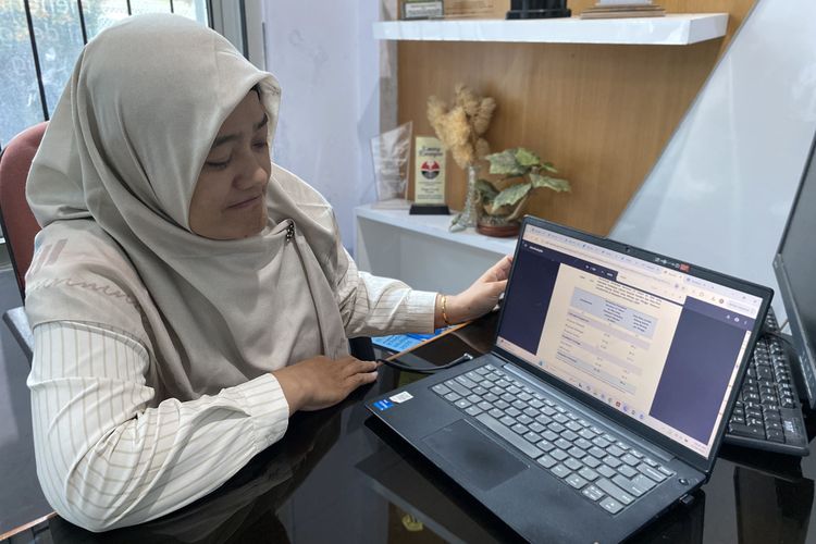 Penanggung Jawab Statistik Kesra BPS Indramayu, Meilisa saat menunjukkan data pengeluaran masyarakat Indramayu untuk rokok di kantornya, Rabu (29/10/2025)