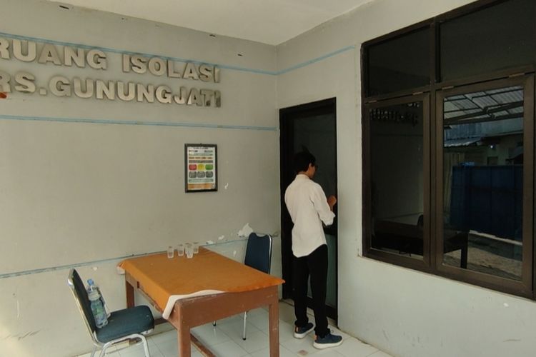 Nurhidayat, Wakil Direktur Bagian Pelayanan Medis, RSD Gunung Jati Cirebon (tengah) memberikan keterangan terkait kasus 1 warga kota Cirebon Positif Cacar Monyet, pada Kamis (9/11/2023)