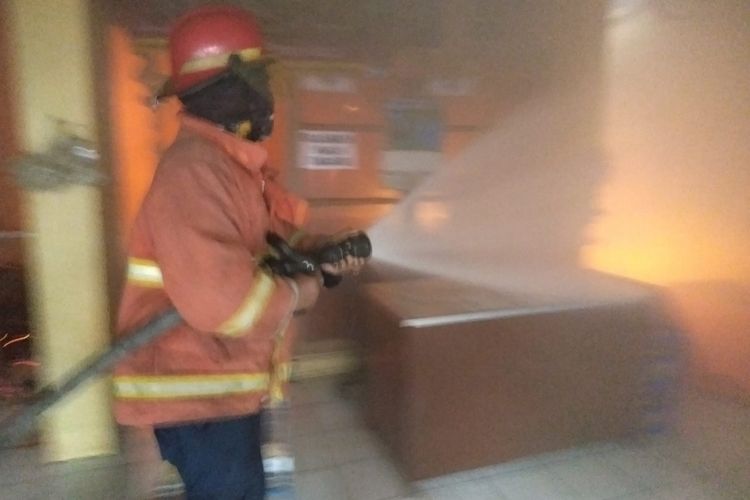 Kebakaran melanda warung bakso Perumnas 1 RT 06 RW 02 di Jalan Cendrawasih Raya, Kayuringin, Bekasi Selatan, Sabtu (25/2/2023) pagi. 