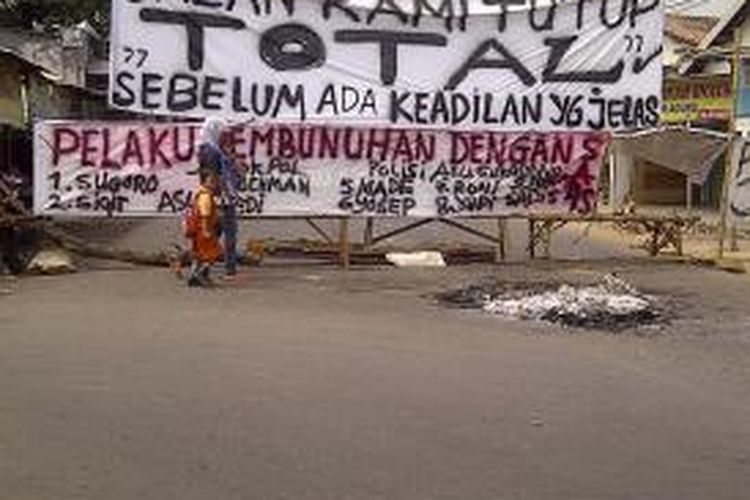 Protes kematian warganya, Warga Desa Kebonagung Kecamatan Sukodono, Sidoarjo blokir Jalan.