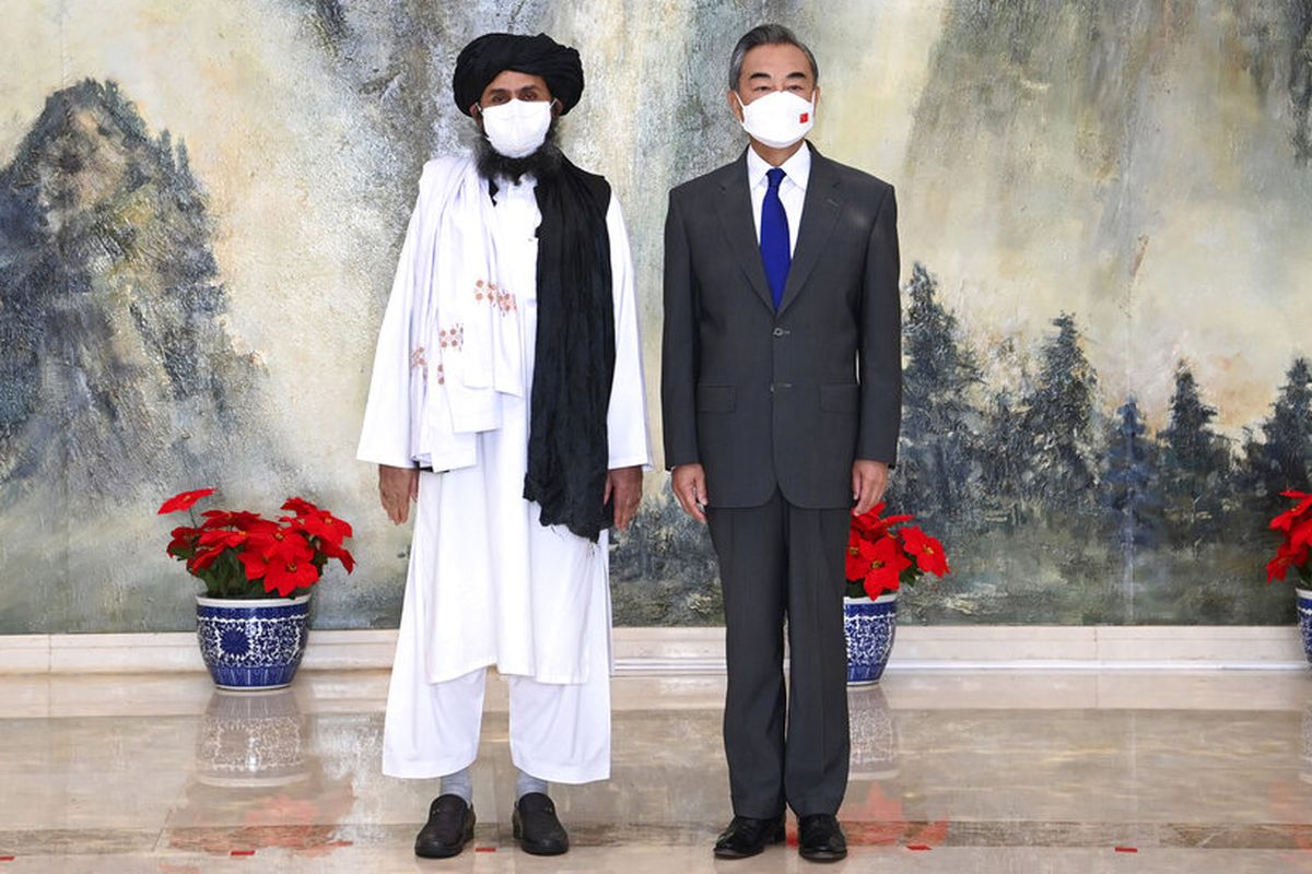 Dalam foto yang dirilis oleh Kantor Berita Xinhua China ini, salah satu pendiri Taliban Mullah Abdul Ghani Baradar, kiri, dan Menteri Luar Negeri China Wang Yi berpose untuk foto selama pertemuan mereka di Tianjin, China, Rabu, 28 Juli 2021. 
