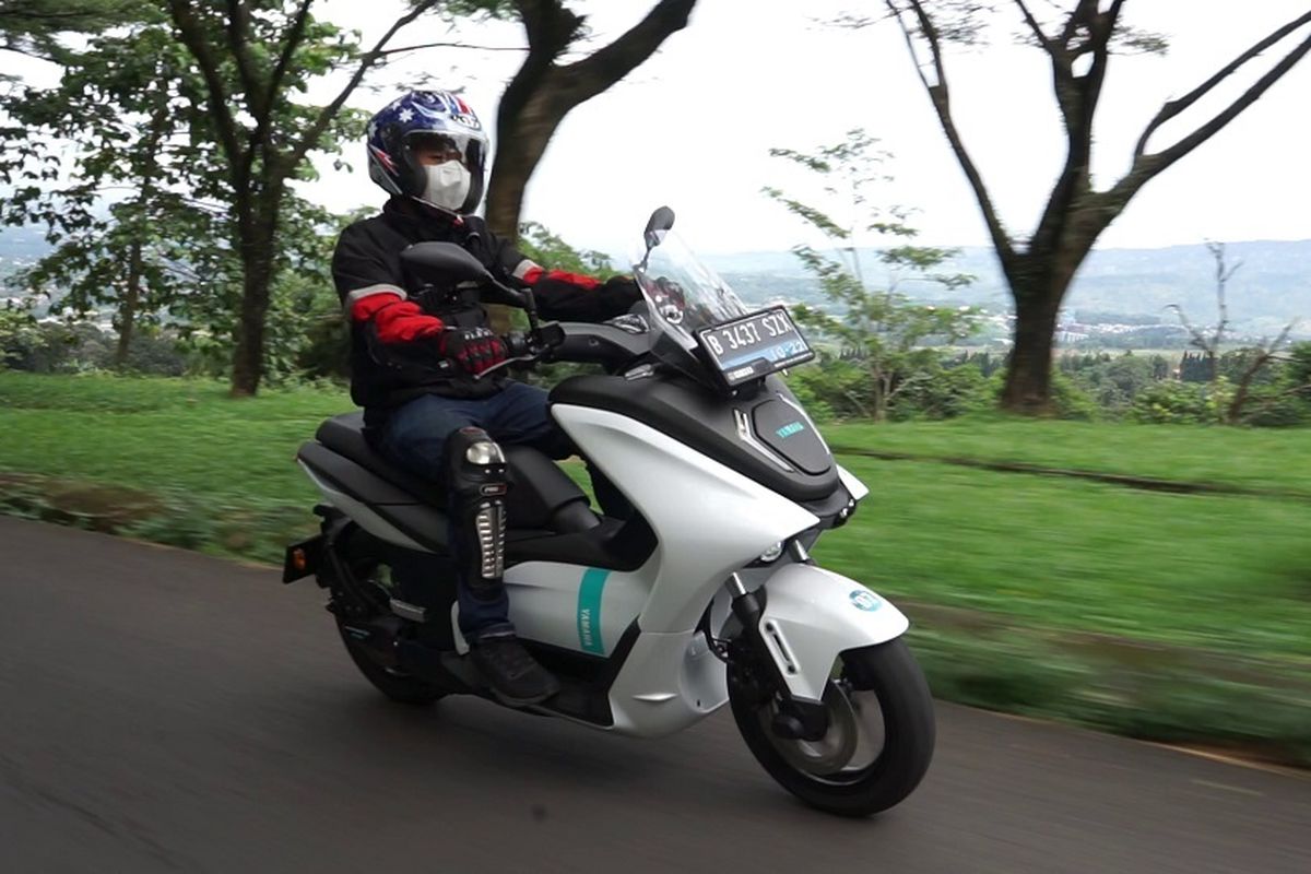 Test ride Yamaha E01