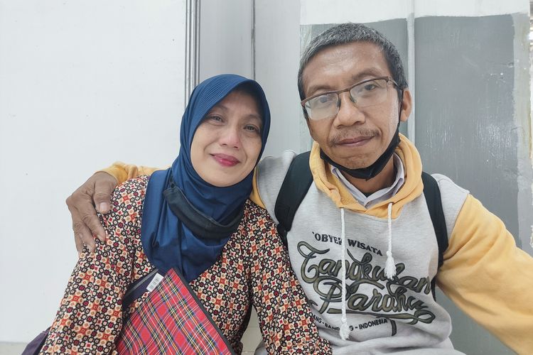 Dini (42) dan Supono (48), sepasang suami-istri yang mengikuti Bursa Kerja di ITC Depok, Rabu (29/11/2023). 
