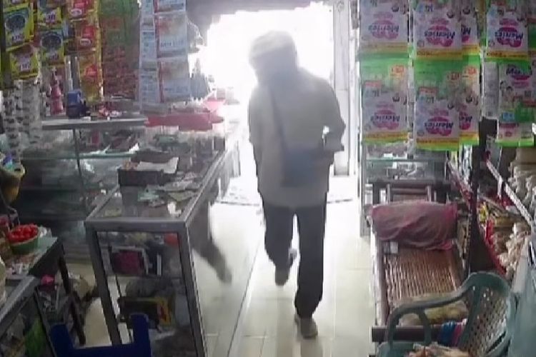 Tangkapan layar CCTV merekam pelaku pencurian toko di Banyuwangi. 