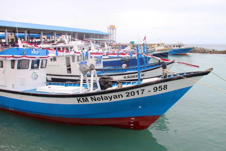 Sejumlah perahu dari Kementerian Kelautan dan Perikanan yang diserahkan kepada nelayan Gorontalo oleh Direktur Perikanan Tangkap, Sjarief Widjaja