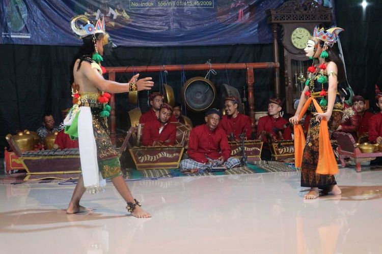 Pementasan Wayang Topeng Jatiduwur, di Desa Jatiduwur Kecamatan Kesamben, Kabupaten Jombang, Jawa Timur, Sabtu (25/9/2021) malam. Pementasan di Sanggar Purwo Budoyo itu difasilitasi oleh Bappeda Kabupaten Jombang.
