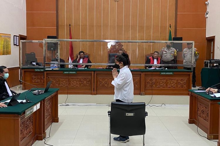Terdakwa kasus peredaran sabu yang dikendalikan Irjen Teddy Minahasa, Linda Pujiastuti dalam sidang pembacaan duplik di PN Jakarta Barat, Rabu (26/4/2023). 