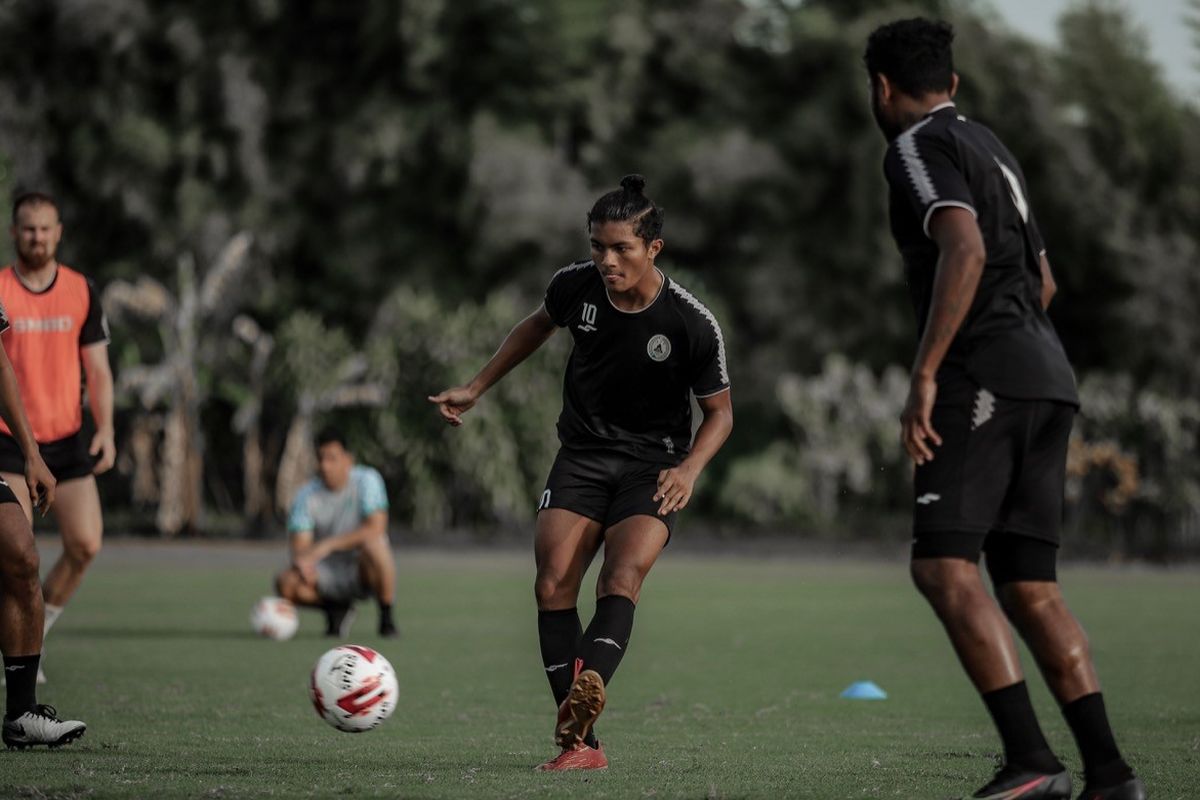Pemain muda lulusan PS Sleman Development Center Rizza Fadillah berlatih bersama tim PS Sleman senior di Lapangan Yogyakarta Independent School (YIS), Sleman pada  Kamis (1/7/2021) sore.