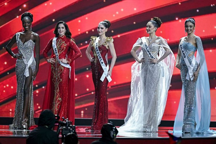 Finalis Miss Universe 2025 yaitu Miss Pantai Gading 2025, Olivia Yace (kiri); Miss Meksiko 2025, Fatima Bosch (kedua dari kiri); Miss Venezuela 2025, Stephany Adriana Abasali Nasser (tengah); Miss Filipina 2025, Ahtisa Manalo (kedua dari kanan); dan Miss Thailand 2025, Praveenar Singh (kanan) saat final Miss Universe 2025 di Bangkok, Thailand, pada Jumat (21/11/2025).