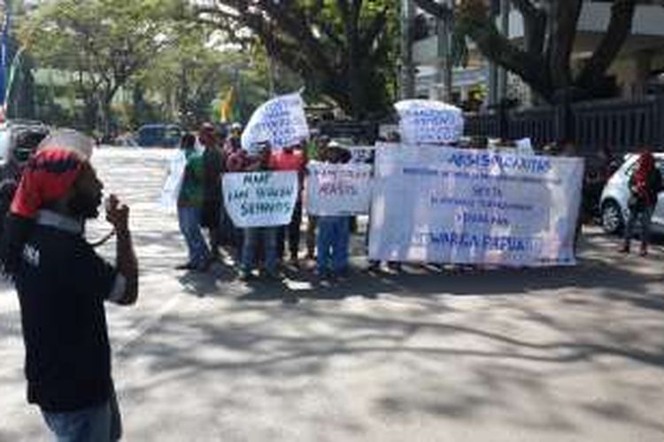 Sejumlah pelajar yang tergabung dalam Ikatan Pelajar dan Mahasiswa Papua (IPMAPA) Malang, Jawa Timur saat menggelar aksi damai memprotes tudingan makar di depan Gedung DPRD Kota Malang, Rabu (27/7/2016)