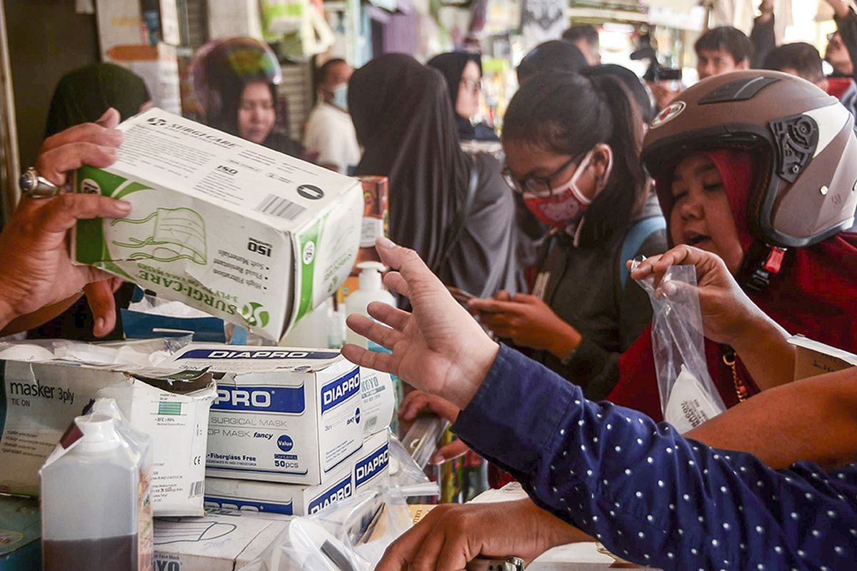 Sejumlah warga membeli masker di pasar proyek Bekasi, Jawa Barat, Senin (2/3/2020). Menurut pedagang permintaan serta harga masker dan cairan pembersih tangan (hand sanitizer) meningkat 1000 persen, usai Presiden Joko Widodo mengumumkan dua warga Depok positif terinfeksi virus corona.