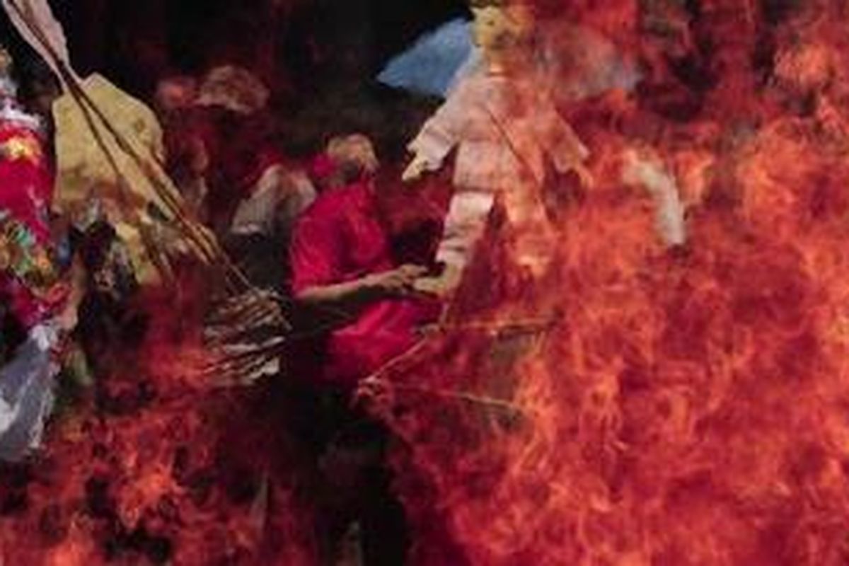 Warga Tionghoa membakar patung kertas saat mengikuti doa Ci Swak di Kelenteng Sam Poo Kong, Kota Semarang, Jawa Tengah, Kamis (17/2/2011). Ci Swa tersebut merupakan tradisi tolak bala saat memasuki Tahun Kelinci.