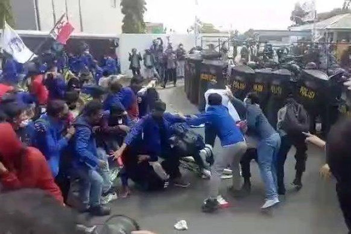 Ratusan mahasiswa Bekasi terlibat bentrok dengan aparat Kepolisian di kawasan Jababeka, Cikarang, Kabupaten Bekasi, Jawa Barat, pada Rabu (7/10/2020). 
