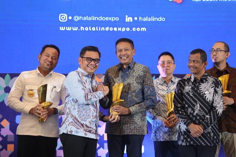 Wali Kota (Walkot) Wahyu Hidayat saat menerima penghargaan yang diserahkan Gubernur Lembaga Ketahanan Nasional (Lemhanas) TB Hasan Ace Hasan Sadzily dan Menteri Perindustrian Agus Gumiwang Kartasasmita dalam gelaran IHYA 2025 di Indonesia Convention Exhibition (ICE) BSD, Tangerang, Banten, pada Kamis (25/9/2025).
