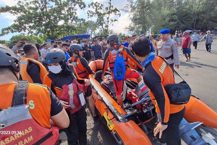 Suasana evakuasi mayat yang diduga korban kapal KM Vision Global