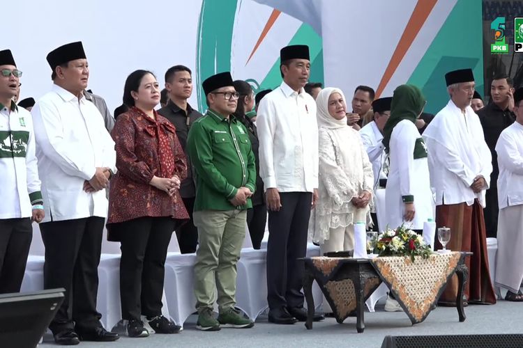 Presiden Joko Widodo menghadiri acara peringatan Hari Lahir ke-25 Partai Kebangkitan Bangsa di Stadion Manahan, Solo, Minggu (23/7/2023). Tampak hadir pula mendampingi Jokowi, Ibu Iriana Jokowi, Ketua Umum PKB Muhaimin Iskandar, Ketua DPR Puan Maharani, Ketua Umum Partai Gerindra Prabowo Subianto, dan Sekretaris Jenderal PKB Hasanuddin Wahid.
