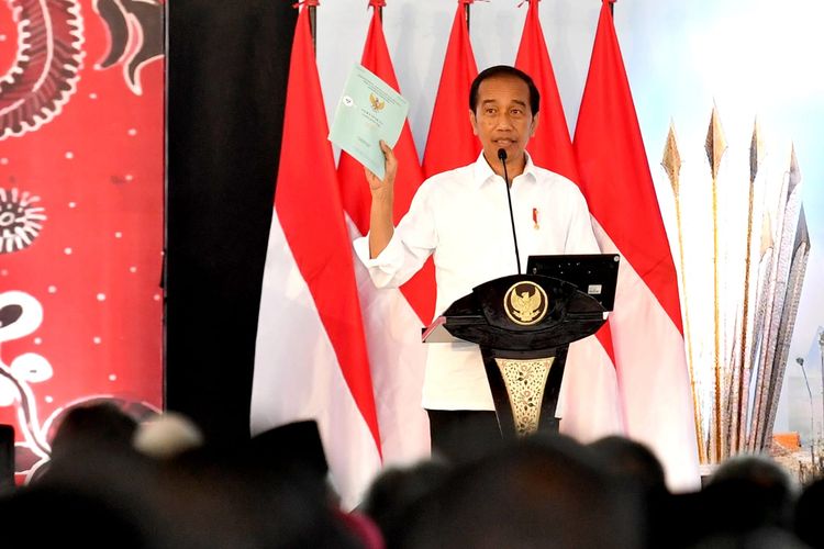 Presiden Joko Widodo saat memberikan sambutan dalam acara penyerahan sertifikat tanah untuk rakyat.