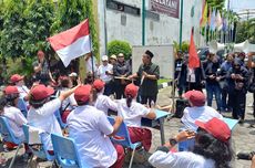 Sekelompok Orang Berseragam SD Demo di KPU DIY, Bawa Spanduk "Kejar Paket Kekuasaan"
