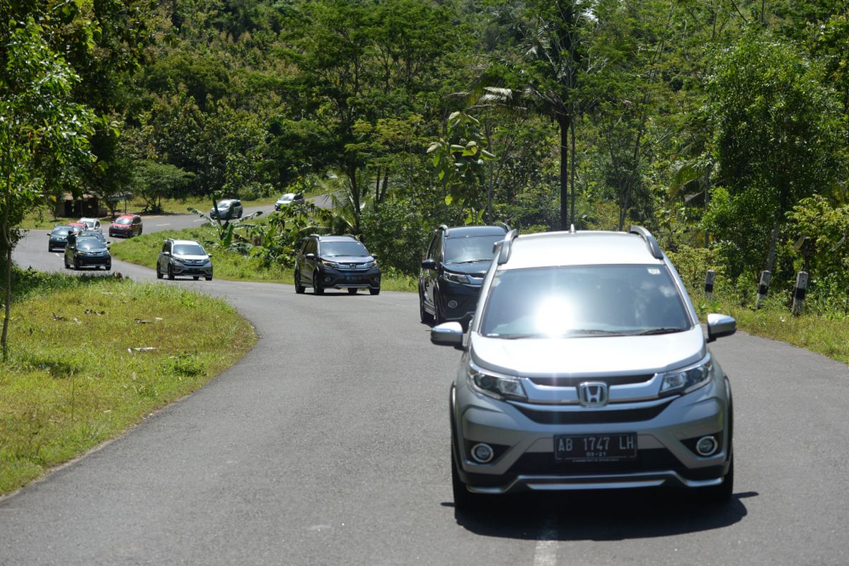Jalan pesisir selatan Yogyakarta yang berkelok, beberapa kondisnya sudah baik