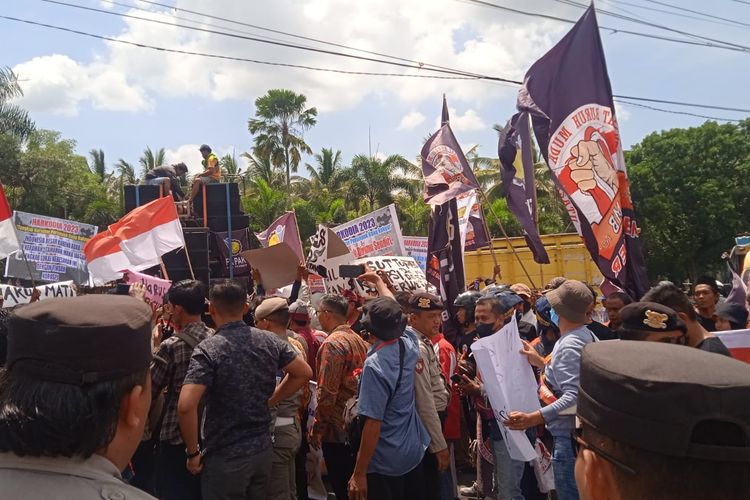 Warga Jember menggelar aksi demonstrasi di depan pendopo Wahyawibawagraha Jember pada Senin (11/12/2023)