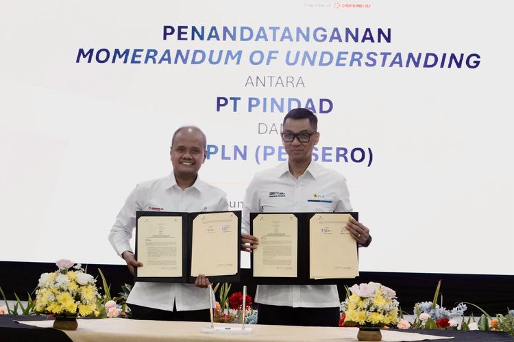 Direktur Utama (Dirut) PLN Darmawan Prasodjo dan Dirut Pindad Sigit P Santosa menandatangani memorandum of understanding (MoU) di Graha Pindad, Bandung, Jawa Barat (Jabar), Senin (10/3/2025).